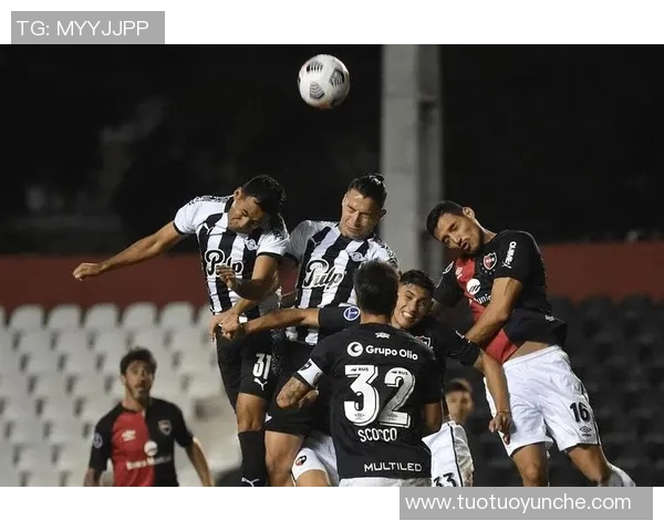 帕尔梅与圣卡的激烈对决揭示足球战术与团队合作的魅力